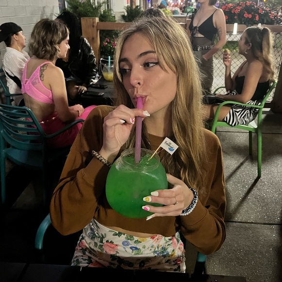 ♡ MEET YOUR POSHER ♡ - Picture 2 of 4